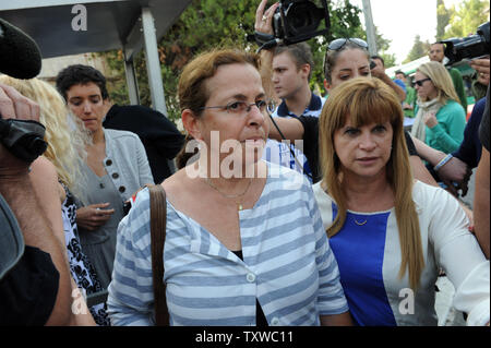 Aviva Schalit, die Mutter des gefangenen israelischen Soldaten Gilad Shalit, wird durch das Drücken Sie außerhalb der israelische Premierminister Benjamin Netanjahu in Jerusalem, 12. Oktober 2011 umgeben. Israel und die Hamas haben ein Abkommen zum freien Shalit, die von der Hamas statt erreicht-Kämpfer in den Gazastreifen seit 25. Juni 2006, im Austausch für tausend palästinensische Gefangene. UPI/Debbie Hill Stockfoto