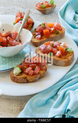 Nahaufnahme der lecker Tomaten italienische Vorspeisen - Bruschetta, auf gerösteten Baguette Stockfoto