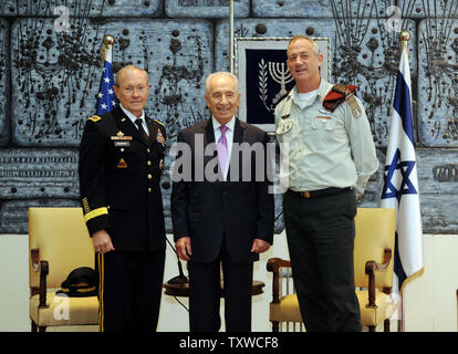 Vorsitzender des US-Generalstabs Martin Dempsey trifft sich mit der israelische Präsident Schimon Peres und der israelische Generalstabschef Generalleutnant Benny Gantz in der Residenz des Präsidenten in Jerusalem, 20. Januar 2012. Dempsey met mit israelischen Beamten in Israel während 24 Stunden Besuch erwartet, auf die Spannungen mit dem Iran zu konzentrieren. UPI/Debbie Hill Stockfoto