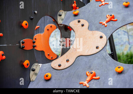 Abstraktion, hellen Hintergrund, Details close-up von einem farbenfrohen Kinder Rutsche auf dem Spielplatz für Kinder, wie 3D-Grafiken, Schwarz, Blau, Grau Stockfoto