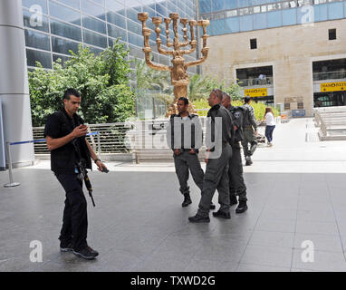 Israelische Grenzpolizisten sind am Flughafen Ben Gurion in der Nähe von Tel Aviv am 15. April 2012 bereitgestellt, Hunderte von pro-palästinensischen Aktivisten in Israel zu stoppen. Hunderte von Israelischen Polizei, viele überdachte wurden am Flughafen die Ankunft von pro-palästinensischen Aktivisten, die an einer 'Willkommen in Palästina" Fliegen zu blockieren - in eingesetzt. Gelobte Israel Eintrag von Aktivisten zu verhindern, warnen ausländische Fluggesellschaften sie gezwungen wäre, die Rechnung für die sofortige der Aktivisten kehren nach Hause zu Fuß. UPI/Debbie Hill Stockfoto