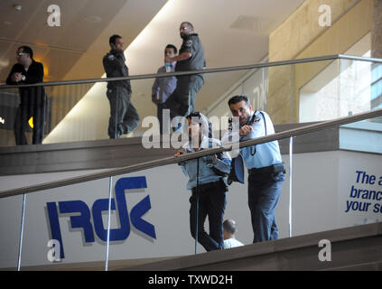 Die israelische Polizei und Grenzpolizei sind am Flughafen Ben Gurion in der Nähe von Tel Aviv am 15. April 2012 bereitgestellt, Hunderte von pro-palästinensischen Aktivisten in Israel zu stoppen. Hunderte von Israelischen Polizei, viele überdachte wurden am Flughafen die Ankunft von pro-palästinensischen Aktivisten, die an einer 'Willkommen in Palästina" Fliegen zu blockieren - in eingesetzt. Gelobte Israel Eintrag von Aktivisten zu verhindern, warnen ausländische Fluggesellschaften sie gezwungen wäre, die Rechnung für die sofortige der Aktivisten kehren nach Hause zu Fuß. UPI/Debbie Hill Stockfoto