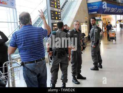 Die israelische Polizei Grenzpolizei sind am Flughafen Ben Gurion in der Nähe von Tel Aviv am 15. April 2012 bereitgestellt, Hunderte von pro-palästinensischen Aktivisten in Israel zu stoppen. Hunderte von Israelischen Polizei, viele überdachte wurden am Flughafen die Ankunft von pro-palästinensischen Aktivisten, die an einer 'Willkommen in Palästina" Fliegen zu blockieren - in eingesetzt. Gelobte Israel Eintrag von Aktivisten zu verhindern, warnen ausländische Fluggesellschaften sie gezwungen wäre, die Rechnung für die sofortige der Aktivisten kehren nach Hause zu Fuß. UPI/Debbie Hill Stockfoto