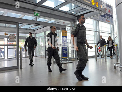 Israelische Grenzpolizisten sind am Flughafen Ben Gurion in der Nähe von Tel Aviv am 15. April 2012 bereitgestellt, Hunderte von pro-palästinensischen Aktivisten in Israel zu stoppen. Hunderte von Israelischen Polizei, viele überdachte wurden am Flughafen die Ankunft von pro-palästinensischen Aktivisten, die an einer 'Willkommen in Palästina" Fliegen zu blockieren - in eingesetzt. Gelobte Israel Eintrag von Aktivisten zu verhindern, warnen ausländische Fluggesellschaften sie gezwungen wäre, die Rechnung für die sofortige der Aktivisten kehren nach Hause zu Fuß. UPI/Debbie Hill Stockfoto