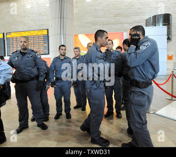 Die israelische Polizei und Grenzpolizei sind am Flughafen Ben Gurion in der Nähe von Tel Aviv am 15. April 2012 bereitgestellt, Hunderte von pro-palästinensischen Aktivisten in Israel zu stoppen. Hunderte von Israelischen Polizei, viele überdachte wurden am Flughafen die Ankunft von pro-palästinensischen Aktivisten, die an einer 'Willkommen in Palästina" Fliegen zu blockieren - in eingesetzt. Gelobte Israel Eintrag von Aktivisten zu verhindern, warnen ausländische Fluggesellschaften sie gezwungen wäre, die Rechnung für die sofortige der Aktivisten kehren nach Hause zu Fuß. UPI/Debbie Hill Stockfoto