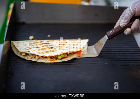 Hände von Cook Vorbereitung fajita Wrap mit Rind, Huhn und Gemüse Salat. Mexikanisches Essen. Party Food Stockfoto