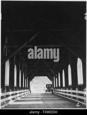 Alsea River Bridge, Station 60, Abschnitt 9. Durch erstreckt sich vom südlichen Ende zeigt steife Konstruktion und gut beleuchteten Fahrbahn.; Umfang und Inhalt: Alsea River Forest Highway, Alsea River und Scott Creek Brücken. Stockfoto