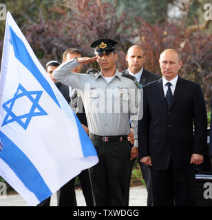 Der russische Präsident Wladimir Putin ist mit einem ehrengarde in der Residenz des israelischen Präsidenten Shimon Peres begrüßt, nicht gesehen, in Jerusalem, Israel, 25. Juni 2012. UPI/Debbie Hill Stockfoto