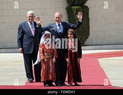 Der palästinensische Präsident Mahmoud Abbas und der russische Präsident Wladimir Putin pose mit palästinensischen Kindern in traditioneller Kleidung an die Palästinensische Hauptsitz in Bethlehem, West Bank, 26. Juni 2012 bekleidet. UPI/Debbie Hill Stockfoto