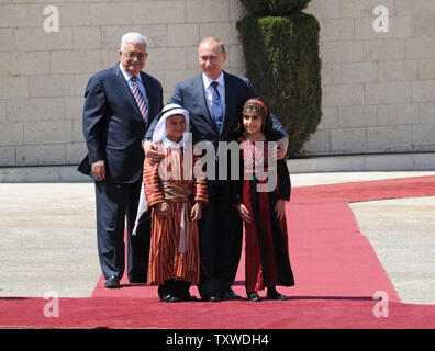 Der palästinensische Präsident Mahmoud Abbas und der russische Präsident Wladimir Putin pose mit palästinensischen Kindern in traditioneller Kleidung an die Palästinensische Hauptsitz in Bethlehem, West Bank, 26. Juni 2012 bekleidet. UPI/Debbie Hill Stockfoto