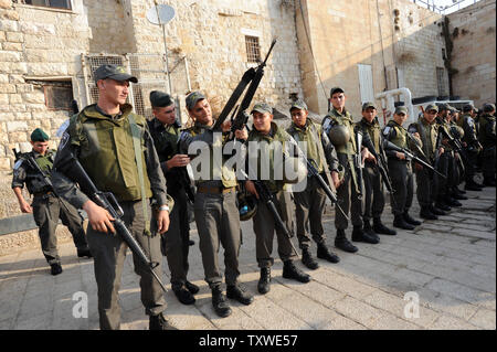 Israelische Grenzpolizisten bereiten die Birkat Cohanim oder priesterlichen Segen an der westlichen Mauer zu sichern, heiligsten Ort des Judentums, während spezielle Gebete für Sukkot, Fest der Laubhütten, in der Altstadt von Jerusalem, 3. Oktober 2012. Die cohanim werden geglaubt, direkte Nachkommen der Priester in Jerusalem alte Tempel zu sein. Zehntausende überschwemmt der westlichen Wand für die Sukkot spezielle Gebete. UPI/Debbie Hill Stockfoto