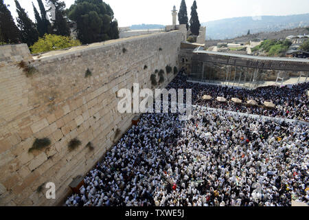 Ultra-orthodoxe Juden beten an der westlichen Mauer, dem heiligsten Ort des Judentums, wie Sie die birkat Cohanim oder priesterlichen Segen für besondere Gebete für Sukkot Laubhüttenfest rezitieren, in der Altstadt von Jerusalem, 3. Oktober 2012. Die cohanim werden geglaubt, direkte Nachkommen der Priester in Jerusalem alte Tempel zu sein. Zehntausende überschwemmt der westlichen Wand für die Sukkot spezielle Gebete. UPI/Debbie Hill Stockfoto