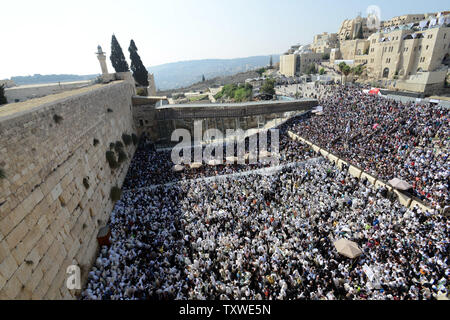 Ultra-orthodoxe Juden beten an der westlichen Mauer, dem heiligsten Ort des Judentums, wie Sie die birkat Cohanim oder priesterlichen Segen für besondere Gebete für Sukkot Laubhüttenfest rezitieren, in der Altstadt von Jerusalem, 3. Oktober 2012. Die cohanim werden geglaubt, direkte Nachkommen der Priester in Jerusalem alte Tempel zu sein. Zehntausende überschwemmt der westlichen Wand für die Sukkot spezielle Gebete. UPI/Debbie Hill Stockfoto