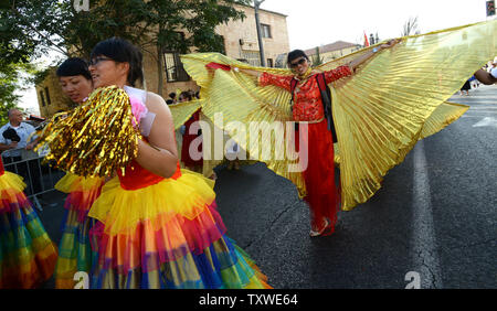 Pro-Israel Christen aus Japan März in den jährlichen Jerusalem Parade während der Sukkot Urlaub, oder Fest der Tablernacles, im Zentrum von Jerusalem, Israel, 4. Oktober 2012. Mehr als 5.000 Christen aus über 100 Ländern strömten nach Jerusalem, am Fest der Laubhütten Urlaub ihre Unterstützung für Israel und das jüdische Volk, an einer Veranstaltung der Internationalen Christlichen Botschaft in Jerusalem gefördert zu zeigen. UPI/Debbie Hill Stockfoto