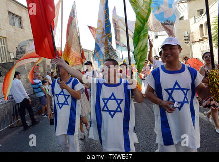 Pro-Israel Christen wave, die Israelis wie Sie in der jährlichen Jerusalem Parade während der Sukkot Urlaub, oder Fest der Tablernacles, im Zentrum von Jerusalem, Israel, 4. Oktober 2012. Mehr als 5.000 Christen aus über 100 Ländern strömten nach Jerusalem, am Fest der Laubhütten Urlaub ihre Unterstützung für Israel und das jüdische Volk, an einer Veranstaltung der Internationalen Christlichen Botschaft in Jerusalem gefördert zu zeigen. UPI/Debbie Hill Stockfoto