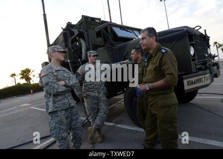 US-Soldaten sprechen zu israelischen Soldaten neben dem Engagement der Schutz einer Patriot Anti-Missile Systems während einer Pressekonferenz in der Nähe von einem Strand nördlich von Tel Aviv, Israel, 24. Oktober 2012. Die gemeinsame militärische Verteidigung Übung namens "strenge Herausforderung 21' ist das größte seiner Art mit 3.000 amerikanischen Soldaten Beitritt 1000 israelischen Soldaten im Feld. UPI/Debbie Hill Stockfoto