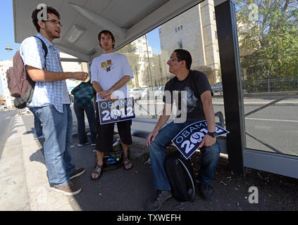 Israelische Studenten halten pro Obama unterzeichnet an einer Bushaltestelle in Jerusalem, Israel, November 7, 2012. US-Präsident Barack Obama beat Republikaner Mitt Romney in den USA Wahlen. UPI/Debbie Hill Stockfoto