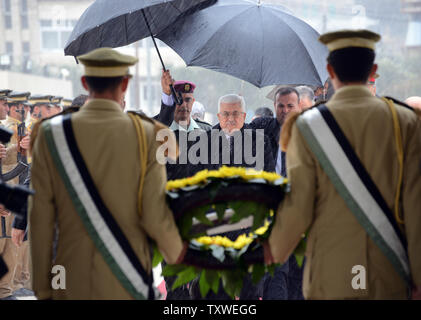 Der palästinensische Präsident Mahmud Abbas kommt an das Mausoleum des späten leader Yasser Arafat zum achten Jahrestag seines Todes in Ramallah, West Bank, 11. November 2012. Die Palästinensische Autonomiebehörde ist die Koordinierung der Exhumierung von Arafats Körper mit Russen, Schweizer und Französischen Experten, um festzustellen, ob er von Gift enthalten. UPI/Debbie Hill Stockfoto