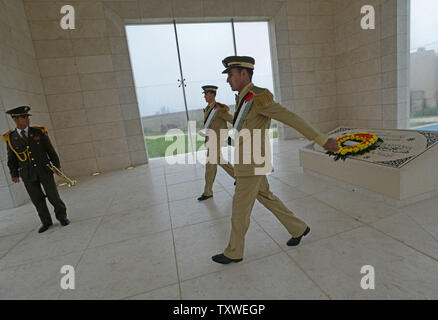 Palästinensischen Ehrengarde März im Mausoleum der späten leader Yasser Arafat zum achten Jahrestag seines Todes in Ramallah, West Bank, 11. November 2012. Die Palästinensische Autonomiebehörde ist die Koordinierung der Exhumierung von Arafats Körper mit Russen, Schweizer und Französischen Experten, um festzustellen, ob er von Gift enthalten. UPI/Debbie Hill Stockfoto