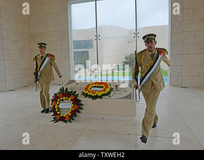 Palästinensischen Ehrengarde März im Mausoleum der späten leader Yasser Arafat zum achten Jahrestag seines Todes in Ramallah, West Bank, 11. November 2012. Die Palästinensische Autonomiebehörde ist die Koordinierung der Exhumierung von Arafats Körper mit Russen, Schweizer und Französischen Experten, um festzustellen, ob er von Gift enthalten. UPI/Debbie Hill Stockfoto