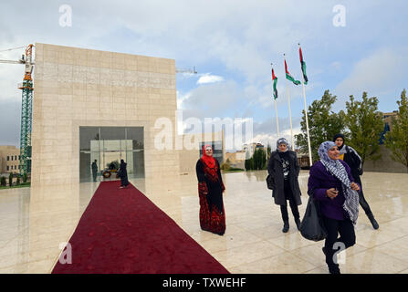 Palästinenser verlassen das Mausoleum des späten leader Yasser Arafat zum achten Jahrestag seines Todes in Ramallah, West Bank, 11. November 2012. Die Palästinensische Autonomiebehörde ist die Koordinierung der Exhumierung von Arafats Körper mit Russen, Schweizer und Französischen Experten, um festzustellen, ob er von Gift enthalten. UPI/Debbie Hill Stockfoto