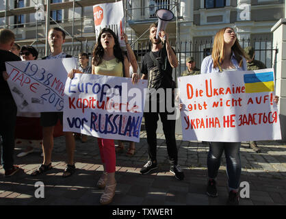 Kiew, Ukraine. 25. Juni 2019. Die Menschen halten Plakate hoch, während eines Protestes gegen russische Zurück zu den Schritt vor die Österreichische Botschaft in Kiew, Ukraine, am 25. Juni 2019. Die ukrainischen Aktivisten Rallye außerhalb der Botschaften der Länder, die für Russlands Rückkehr auf die Parlamentarische Versammlung des Europarates (PACE) gestimmt. Die Ukraine am 25. Juni Zorn an seinen westlichen Partnern nach dem Gesetzgeber bei der Europarat vereinbart, damit russische Vertreter zurück nach fünf Jahren Abwesenheit dazu aufgefordert, die von der Moskauer Annexion der Krim. Credit: Serg Glovny/ZUMA Draht/Alamy leben Nachrichten Stockfoto