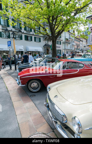 Bad Ragaz, SG/Schweiz - vom 23. Juni 2019: Rennfahrer und Gäste genießen die Oldtimer auto Ausstellung und rennen Wettbewerben an der 9. jährlichen Heidiland Cla Stockfoto