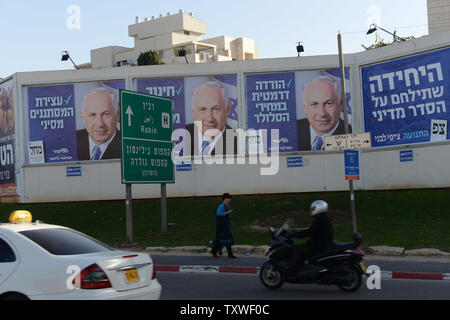 Eine Frau geht Vergangenheit Kampagne Plakate für den israelischen Premierminister Benjamin Netanjahu und Likud Partei Führer in Bnei Brak, Israel, Januar 15, 2013, vor dem 22. Januar Parlamentswahlen in Israel. UPI/Debbie Hill. Stockfoto