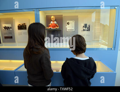 Besucher Blick auf Persönliche Gegenstände, die aus dem Holocaust gerettet in der "Sammlung der Fragmente" Ausstellung in der Gedenkstätte Yad Vashem Holocaust Museum in Jerusalem, Israel, zum Internationalen Holocaust Gedenktag, 27. Januar 2013 angezeigt. Die Ausstellung zeigt persönliche Gegenstände, die aus dem Holocaust gesammelt. Die Yad Vashem Holocaust Museum erinnert an die sechs Millionen Juden durch die Nazis während des Zweiten Weltkrieges getötet UPI/Debbie Hill. Stockfoto