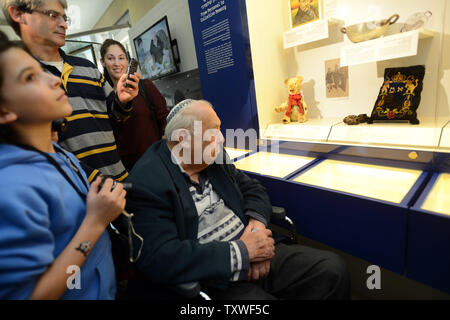 Holocaust Survivor Meir Muhlbaum, 83, Blickt auf die TEFILLIN er auf die "Sammlung der Fragmente" Ausstellung in der Gedenkstätte Yad Vashem Holocaust Museum in Jerusalem zum Internationalen Holocaust Gedenktag, 27. Januar 2013 gespendet. Die Ausstellung zeigt persönliche Gegenstände, die aus dem Holocaust zu sammeln. Die Yad Vashem Holocaust Museum erinnert an die sechs Millionen Juden durch die Nazis während des Zweiten Weltkrieges getötet UPI/Debbie Hill. Stockfoto