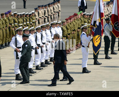 US-Präsident Barack Obama Bewertungen die israelische militärische Ehrengarde bei der begrüßungszeremonie am Flughafen Ben Gurion in der Nähe von Tel Aviv, Israel, 20. März 2013. Obama wird drei Tage im Heiligen Land verbringen, bei seinem ersten Besuch als Präsident der Vereinigten Staaten von Amerika. UPI/Debbie Hill Stockfoto