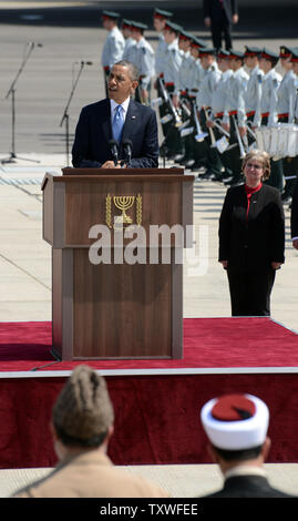 US-Präsident Barack Obama spricht mit einer begrüßungszeremonie am Flughafen Ben Gurion in der Nähe von Tel Aviv, Israel, 20. März 2013. Obama wird drei Tage im Heiligen Land verbringen, bei seinem ersten Besuch als Präsident der Vereinigten Staaten von Amerika. UPI/Debbie Hill Stockfoto