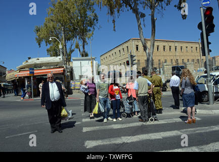 Israelis Anschlag auf der Straße zwei Minuten Stille zu beobachten, wie eine Sirene, die Ringe über das Land Israels Gefallenen auf Tag der Erinnerung in Jerusalem, Israel, 15. April 2013 zu Ehren. Der feierlichen Tag der Erinnerung an die 23,085 Soldaten, die in der Linie der Aufgabe fiel zu dem Schluss in der Dämmerung, wenn die Feierlichkeiten für Israels 65th Tag der Unabhängigkeit beginnen. UPI/Debbie Hill Stockfoto