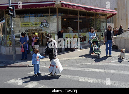 Israelis Anschlag auf der Straße zwei Minuten Stille zu beobachten, wie eine Sirene, die Ringe über das Land Israels Gefallenen auf Tag der Erinnerung in Jerusalem, Israel, 15. April 2013 zu Ehren. Der feierlichen Tag der Erinnerung an die 23,085 Soldaten, die in der Linie der Aufgabe fiel zu dem Schluss in der Dämmerung, wenn die Feierlichkeiten für Israels 65th Tag der Unabhängigkeit beginnen. UPI/Debbie Hill Stockfoto