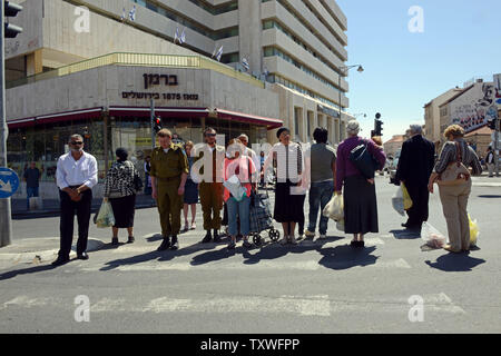 Israelis Anschlag auf der Straße zwei Minuten Stille zu beobachten, wie eine Sirene, die Ringe über das Land Israels Gefallenen auf Tag der Erinnerung in Jerusalem, Israel, 15. April 2013 zu Ehren. Der feierlichen Tag der Erinnerung an die 23,085 Soldaten, die in der Linie der Aufgabe fiel zu dem Schluss in der Dämmerung, wenn die Feierlichkeiten für Israels 65th Tag der Unabhängigkeit beginnen. UPI/Debbie Hill Stockfoto