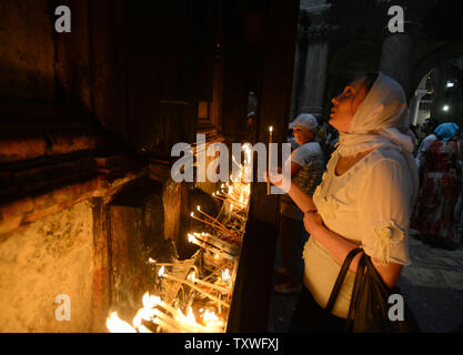 Eine orthodoxe Christin betet in der Kirche des Heiligen Grabes, wo Tradition glaubt, dass Jesus Christus gekreuzigt wurde, und in der Altstadt von Jerusalem, Israel, 2. Mai 2013 wieder belebt. Sind orthodoxe Christen kennzeichnen die feierliche Heilige Woche vor Ostern. UPI/Debbie Hill Stockfoto