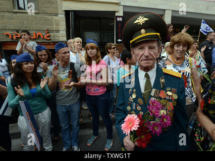 Israelis klatschen für sowjetische Juden Weltkriegveterane im März in Jerusalem, Israel, zum Sieg Tag gedenken, Kennzeichnung der 68. Jahrestag der Niederlage des nationalsozialistischen Deutschland, 9. Mai 2013. Rund 500.000 Juden in der sowjetischen Roten Armee während des Zweiten Weltkrieges diente UPI/Debbie Hill Stockfoto