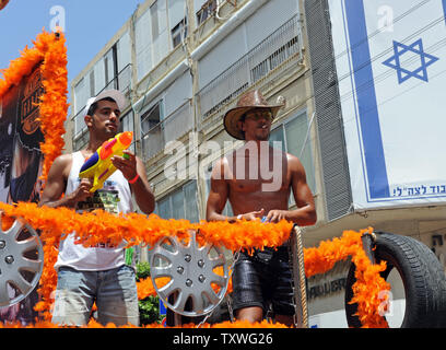 Ein homosexueller Mann schießt eine Wasserpistole auf die Menge von einem Schwimmer, während die jährliche Gay Pride Parade in Tel Aviv, Israel, 7. Juni 2013. Über 100.000 Israelis und Touristen aus der ganzen Welt standen und tanzten durch das Zentrum von Tel Aviv Gay Pride zu feiern. UPI/Debbie Hill Stockfoto