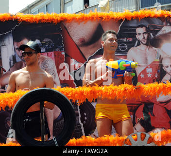 Ein homosexueller Mann schießt eine Wasserpistole auf die Menge von einem Schwimmer, während die jährliche Gay Pride Parade in Tel Aviv, Israel, 7. Juni 2013. Über 100.000 Israelis und Touristen aus der ganzen Welt standen und tanzten durch das Zentrum von Tel Aviv Gay Pride zu feiern. UPI/Debbie Hill Stockfoto