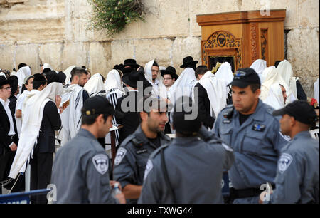 Die israelische Polizei separate ultra-orthodoxe Männer und Mitglieder der progressiven Jüdischen Organisation Frauen von der Wand, nicht gesehen, beim Morgengebet an der westlichen Mauer, dem heiligsten Ort des Judentums, in Jerusalem, Israel, 9. Juni 2013. Mehr als 300 Frauen gebetet hinter einer Barriere an der westlichen Mauer als Grenze Polizei verhindert ultra-orthodoxe Männer von ihnen erreichen, während sie Tefillin und Gebet Schals trug den ersten Tag des jüdischen Monats Tamuz zu feiern. Frauen der Wand haben für die Religionsfreiheit und die Rechte der Frauen an der westlichen Mauer seit mehr als 25 Jahren gekämpft. UPI/Debbie Hill Stockfoto