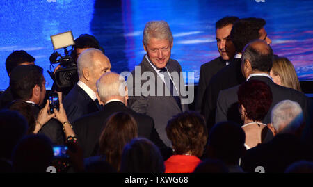 Der ehemalige US-Präsident Bill Clinton kommt bei der Eröffnung der "Blick auf Morgen" Konferenz, wie die israelischen Präsidenten Konferenz in Jerusalem, Israel, 19. Juni 2013 bekannt. Dieses Jahr fällt mit der israelische Präsident Schimon Peres' 90. Geburtstag. UPI/Debbie Hill Stockfoto