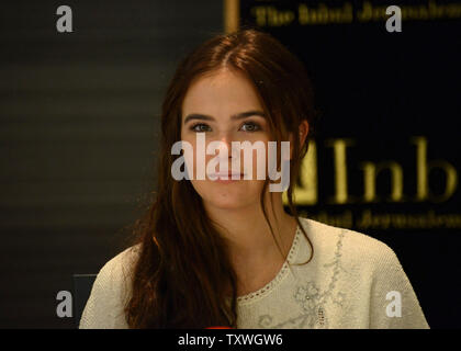 Die amerikanische Schauspielerin Zoey Deutch, die in der bevorstehenden Film 'Vampire Academy: Blut Schwestern' in einer Pressekonferenz über ihre Erfahrungen in Israel, im Inbal Hotel in Jerusalem, Israel, 6. Oktober 2013 wird Star. Deutch und ihre Familie sind Teil einer Delegation der Amerikanischen Film- und TV-Schauspieler, die Besuchen Israel mit "America's Stimmen in Israel". UPI/Debbie Hill Stockfoto