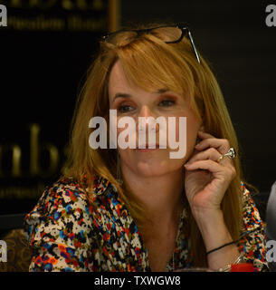 Die amerikanische Schauspielerin Lea Thompson von der TV-Serie bei der Geburt "Betriebsbereit nimmt teil an einer Pressekonferenz über ihre Erfahrungen in Israel, im Inbal Hotel in Jerusalem, Israel, 6. Oktober 2013. Thompson und ihre Familie sind Teil einer Delegation der Amerikanischen Film- und TV-Schauspieler, die Besuchen Israel mit "America's Stimmen in Israel". UPI/Debbie Hill Stockfoto