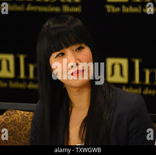 Die amerikanische Schauspielerin Vivian Bang der Fernsehserie ullivan & Sohn' nimmt teil an einer Pressekonferenz über ihre Erfahrungen in Israel, im Inbal Hotel in Jerusalem, Israel, 6. Oktober 2013. Bang ist Teil einer Delegation der Amerikanischen Film- und TV-Schauspieler, die Besuchen Israel mit "America's Stimmen in Israel". UPI/Debbie Hill Stockfoto