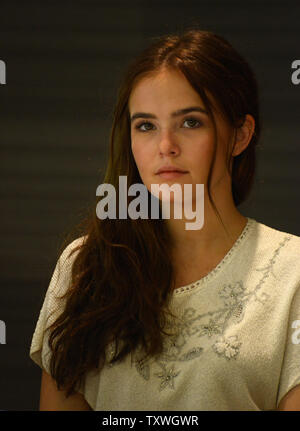 Die amerikanische Schauspielerin Zoey Deutch, die in der bevorstehenden Film 'Vampire Academy: Blut Schwestern' in einer Pressekonferenz über ihre Erfahrungen in Israel, im Inbal Hotel in Jerusalem, Israel, 6. Oktober 2013 wird Star. Deutch und ihre Familie sind Teil einer Delegation der Amerikanischen Film- und TV-Schauspieler, die Besuchen Israel mit "America's Stimmen in Israel". UPI/Debbie Hill Stockfoto