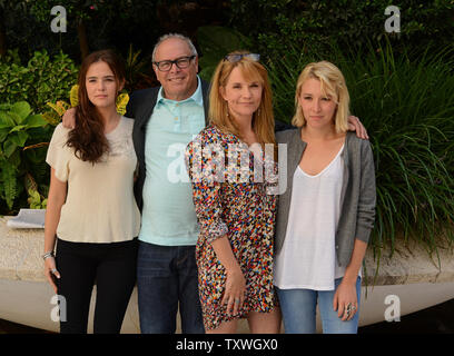 L-R: Amerikanische Schauspielerin Zoey Deutch, steht mit ihrem Vater, Regisseur Howard Deutch, Mutter, Schauspielerin Lea Thompson und Musiker Schwester Madelyn Deutch, nach der Teilnahme an einer Pressekonferenz über ihre Erfahrungen in Israel, im Inbal Hotel in Jerusalem, Israel, 6. Oktober 2013. Die Deutch-Thompson Familie sind Teil einer Delegation der Amerikanischen Film- und TV-Schauspieler, die Besuchen Israel mit "America's Stimmen in Israel". UPI/Debbie Hill Stockfoto