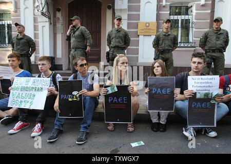 Kiew, Ukraine. 25. Juni 2019. Die Menschen halten Plakate hoch, während eines Protestes gegen russische Zurück zu das Tempo vor der Botschaft von Italien in Kiew, Ukraine, am 25. Juni 2019. Die ukrainischen Aktivisten Rallye außerhalb der Botschaften der Länder, die für Russlands Rückkehr auf die Parlamentarische Versammlung des Europarates (PACE) gestimmt. Die Ukraine am 25. Juni Zorn an seinen westlichen Partnern nach dem Gesetzgeber bei der Europarat vereinbart, damit russische Vertreter zurück nach fünf Jahren Abwesenheit dazu aufgefordert, die von der Moskauer Annexion der Krim. Credit: Serg Glovny/ZUMA Draht/Alamy leben Nachrichten Stockfoto