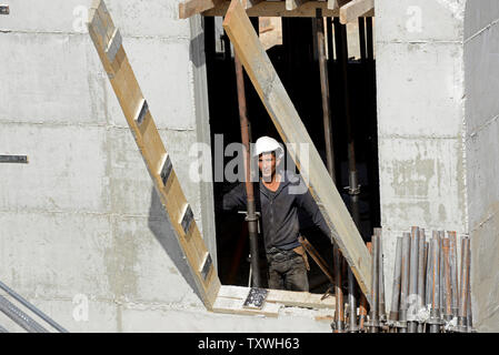 Eine palästinensische Arbeiter baut neue Jüdische Wohneinheiten in der umstrittenen ultra-orthodoxe Viertel Ramat Shlomo in Ost-jerusalem, November 5, 2013. Der israelische Premierminister Benjamin Netanjahu verkündet, dass Israel 5000 neue Wohneinheiten in Ost-Jerusalem und im Westjordanland, die nach dem Loslassen 26 palästinensischen Gefangenen in der letzten Woche bauen. US-Außenminister John Kerry kommt in Israel heute Abend Gespräche mit israelischen und palästinensischen Führer zu halten Morgen. Die Palästinenser unter israelischer Siedlungen als Haupthindernis in den Friedensverhandlungen. UPI/Debbie Hill Stockfoto