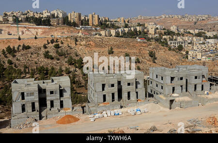 Eine Übersicht über die neuen jüdischen Wohnungen in der Siedlung Pisgat Zeev, nördlich von Jerusalem, in der West Bank, 5. November 2013. Der israelische Premierminister Benjamin Netanjahu verkündet, dass Israel 5000 neue Wohneinheiten in Ost-Jerusalem und im Westjordanland, die nach dem Loslassen 26 palästinensischen Gefangenen in der letzten Woche bauen. US-Außenminister John Kerry kommt in Israel heute Abend Gespräche mit israelischen und palästinensischen Führer zu halten Morgen. Die Palästinenser unter israelischer Siedlungen als Haupthindernis in den Friedensverhandlungen. UPI/Debbie Hill Stockfoto