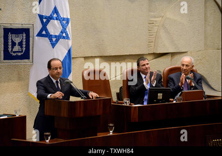 Der französische Präsident Francois Hollande Pausen während einer Rede, während die Knesset Speaker Yuli Edelstein und der israelische Präsident Shimon Peres applaudieren, in der Knesset, dem israelischen Parlament, in Jerusalem, Israel, November 18, 2013. UPI/Debbie Hill Stockfoto